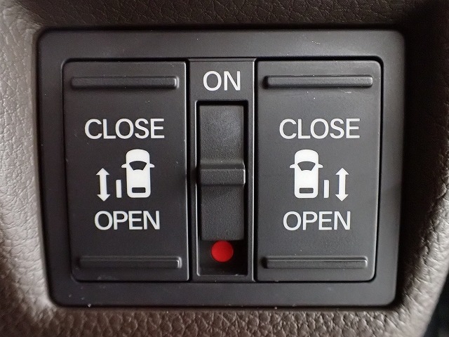 運転席からもスライドドアをボタン操作でスピーディーに開閉できます！またスマートキーでも操作できるので便利です。