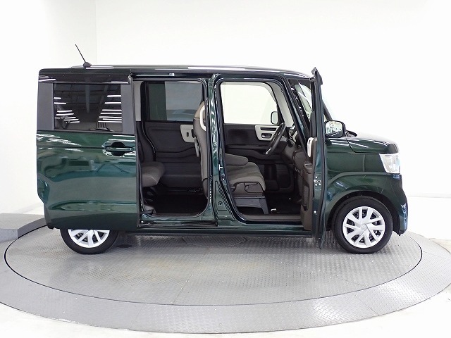 Honda独自のセンタータンクレイアウト、低床設計で床が低くドアも大きく開きますので、女性やお子様、ご年配の方にも一段と乗り降りがしやすくなっています。