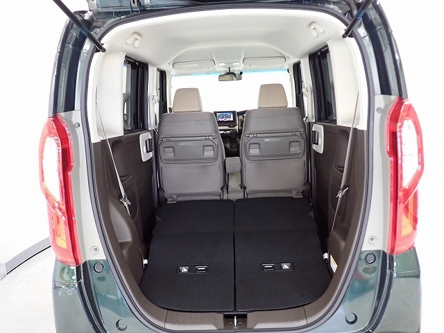 リアシートを倒すと高さも奥行もあるラゲッジスペースとなり自転車なんかも積めちゃいます！！