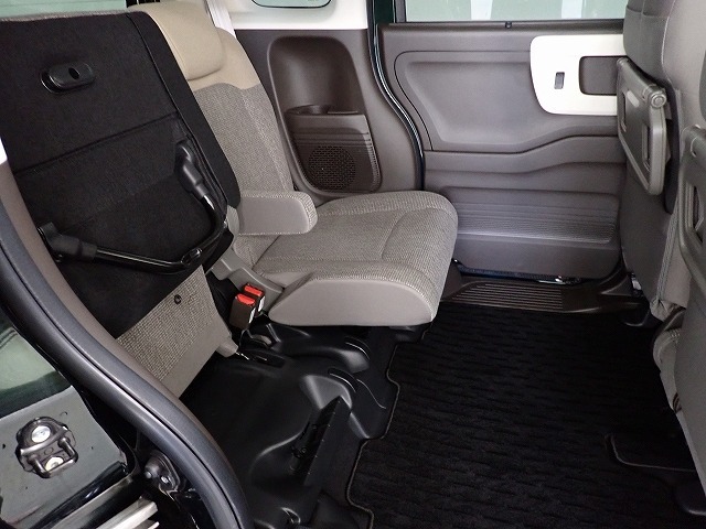 チップアップ、ダイブダウン機構付【 ウルトラリアシート 】は後席座面を左右分割で跳ね上げることができるので植木やベビーカーなど背の高い荷物をラクラク収納できます。ホンダ車ならではの人気装備です。