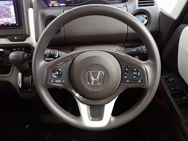 ハンドル左側にはオーディオ操作が出来るオーディオリモートコントロールスイッチ、右側にはHonda SENSINGとオートクルーズコントロールのスイッチを装備！