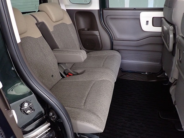 リアシートは足元も広々していて足を組めるほど余裕があります！又背もたれを左右別々に倒せるので長い物でも積めます。