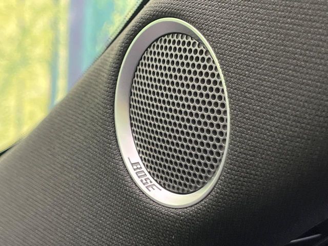 【BOSEサウンドシステム】メーカーオプションの高品位サウンドシステムを搭載。専用のチューニングが施された大小様々なスピーカーから良質なサウンドが奏でられ、臨場感あふれる音響空間を演出します。