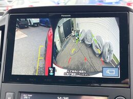 【サイド＆バックカメラ】停車・駐車時に死角になりがちな運転席から見えづらいサイドとリアの障害物を確認できます！雨天時や夜間などは特に活躍してくれるアイテムです。