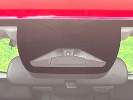 【ホンダセンシング】走行中に前方の車両等を認識し、衝突しそうな時は警報とブレーキで衝突回避と被害軽減をアシスト。より安全にドライブをお楽しみいただけます。