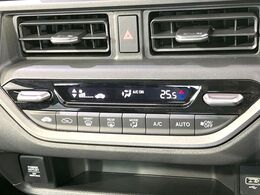 【オートエアコン】一度お好みの温度に設定すれば、車内の温度を検知し風量や温度を自動で調整。暑い…寒い…と何度もスイッチ操作をする必要はありません。快適な車内空間には必須の機能ですね♪