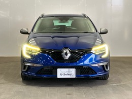 LEDヘッドライトを点灯させた画像です。従来のハロゲンヘッドランプと比べ、省電力、長寿命、大光量のヘッドライトです。より遠くまで明るく照らし、夜間や降雨時などの走行安全性に寄与いたします。