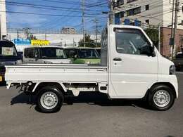 右側からの写真です　ガソリンの給油口はこちら側にあります