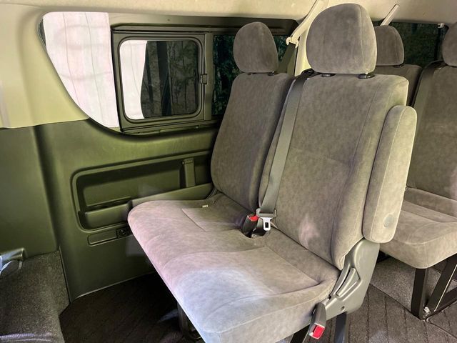 二列目以降左側はウォークスルーとなっております。二列目より後ろへの移動や乗り降りがとっても楽になるので、乗り降りの際もストレスを感じることはありません♪