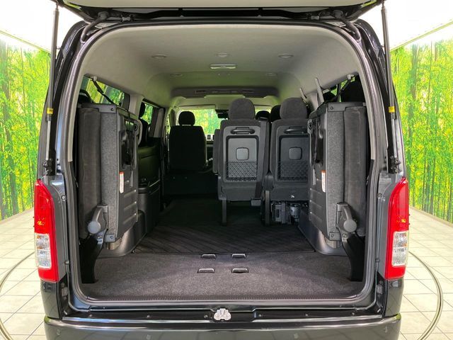 後席を跳ね上げると、これだけの広さが！シーンに合わせたシートアレンジで、大きな荷物も積むことが出来ます♪
