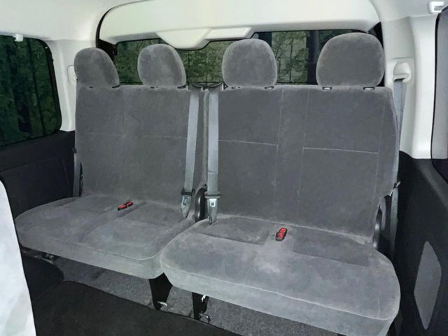 4列目シートももちろん状態良好☆ご家族で、気の知れた仲間で、ドライブに行くのが楽しみですね♪