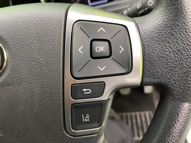 【車線逸脱警報】道路上の白（黄）線を認識し、意図せず走行中の車線からはみ出しそうになった時、メーター内の警告灯とブザーで注意喚起してくれる安心・安全機能です♪