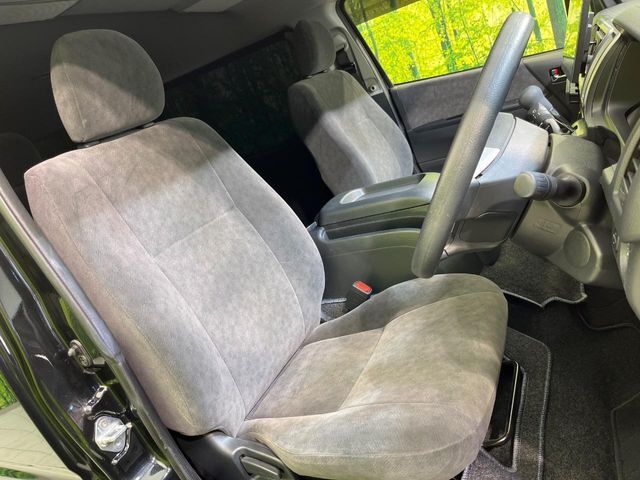 運転席まわりには十分なスペースがあり、大柄な方でもゆったり運転していただける環境です。