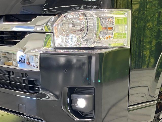 【LEDヘッドライト】悪天候や夜間走行時も良好な視界を確保し安心して運転できる高輝度LEDヘッドライトを装備！点灯速度が早く、消費電力も抑えられています。