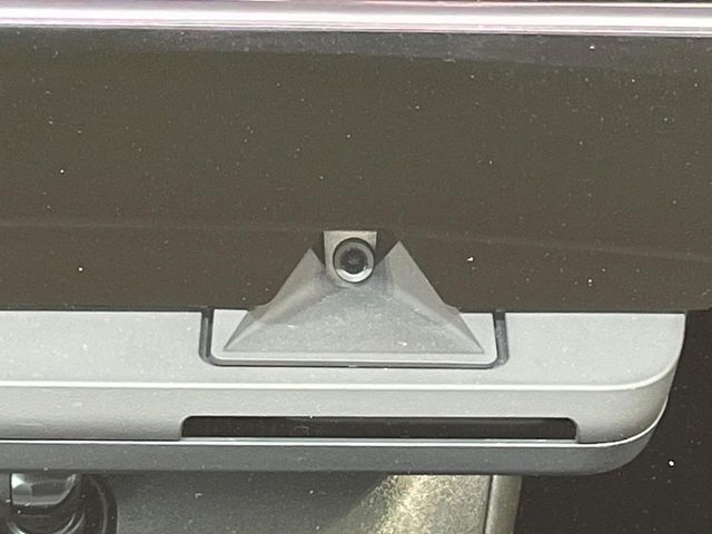 【プリクラッシュセーフティ】前方の車両等を検知し、衝突しそうな時は警報で注意を促し、ブレーキを踏む力をサポート。ブレーキを踏めなかった場合は衝突被害軽減ブレーキが作動、衝突回避をサポートします。