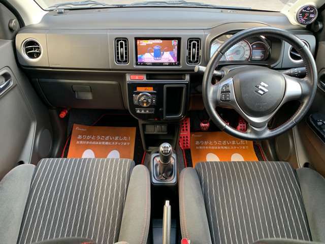 ゆったりとした運転席です。黒色の内装は、スッキリとして清潔感があります♪ タバコやペット臭など気になる臭いも一切ありません♪