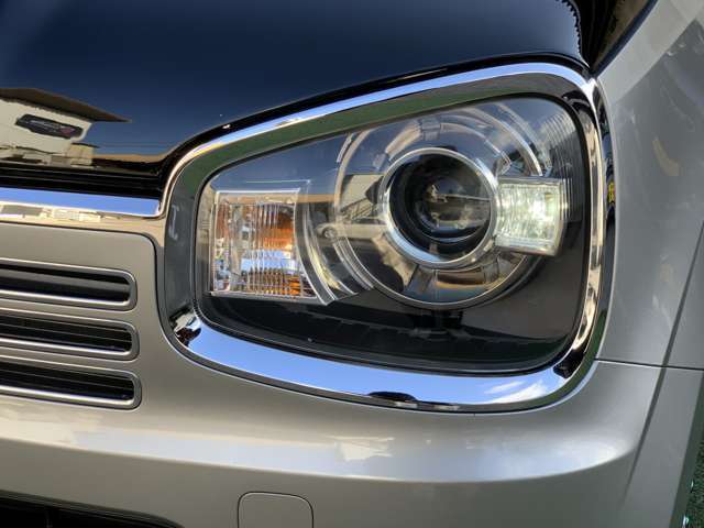 ディスチャージヘッドライトです！ヘッドライトをコーティングしておりますので、経年劣化で起こる『黄ばみや表面のくすみ』一切なし！クリアーにリフレッシュし、夜間も明るく照らしてくれます♪