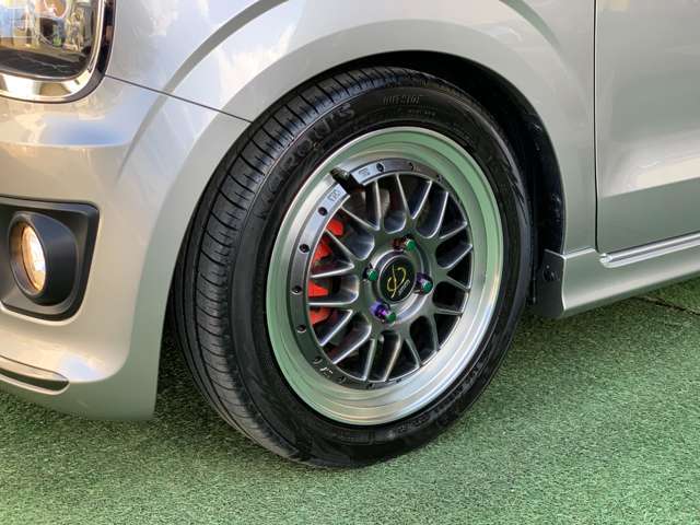 スタイリッシュな【Hot stuff stich メッシュ 15インチ社外アルミホイール】！鉄よりも軽く燃費にも優しいです♪