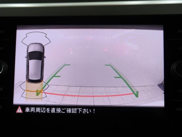 ギアをリバースに入れると車両後方の映像を映し出します。画面にはガイドラインが表示され、車庫入れや縦列駐車などの際に安全確認をサポートします。