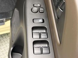 【電動格納ミラー】サイドミラーは電動格納式となっており、狭い駐車場でもキズがつくリスクを抑えられます。