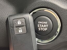 【キーレススタートシステム】カバンやポケットに入れたままでもドアの施錠・解錠が可能なスマートキーを装備。エンジンのオン・オフ時もカギを取り出す必要が無いからとっても便利です♪