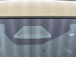 【スズキ　セーフティサポート】走行中に前方の車両等を認識し、衝突しそうな時は警報とブレーキで衝突回避と被害軽減をアシスト。より安全にドライブをお楽しみいただけます。