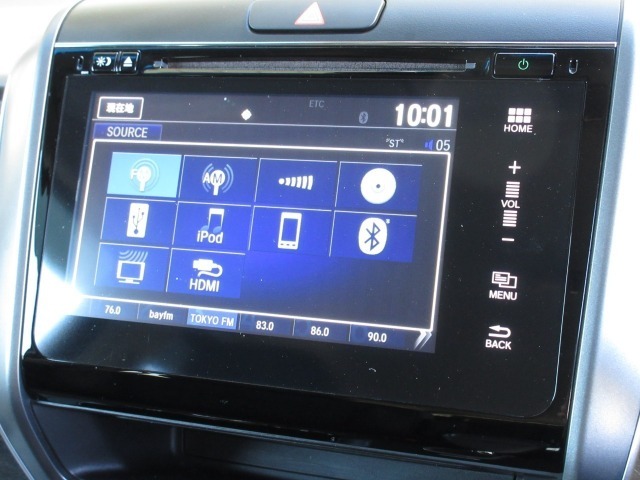 ナビゲーションは純正メモリーナビを装着しております。AM、FM、CD、DVD再生、Bluetooth、フルセグTVがご使用いただけます。初めて訪れた場所でも安心ですね！