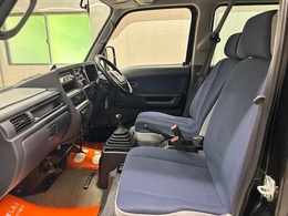 5速マニュアル車・スーパーチャージャー付となっております。スバル生産サンバーバン最終型です。