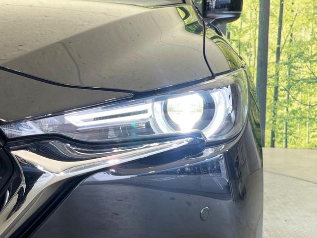 【LEDヘッドライト】悪天候や夜間走行時も良好な視界を確保し安心して運転できる高輝度LEDヘッドライトを装備！点灯速度が早く、消費電力も抑えられています。