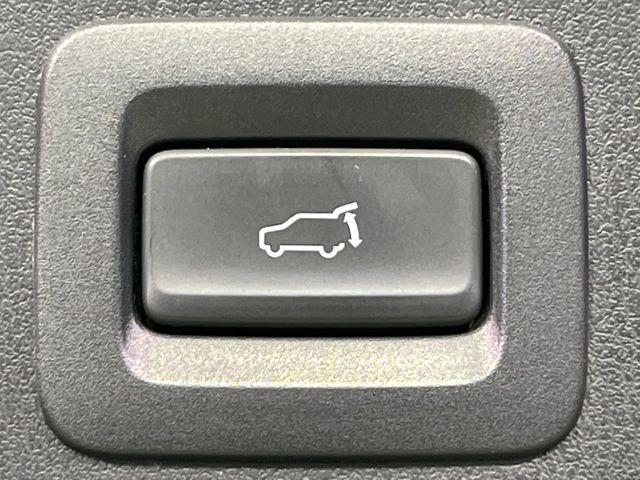 【パワーバックドア】スマートキーや運転席のボタンを押すだけでリアゲートが自動で開閉します！荷物を持っている時や、高い位置にあるバックドアを閉める際に便利な機能です♪
