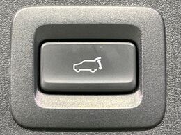 【パワーバックドア】スマートキーや運転席のボタンを押すだけでリアゲートが自動で開閉します！荷物を持っている時や、高い位置にあるバックドアを閉める際に便利な機能です♪