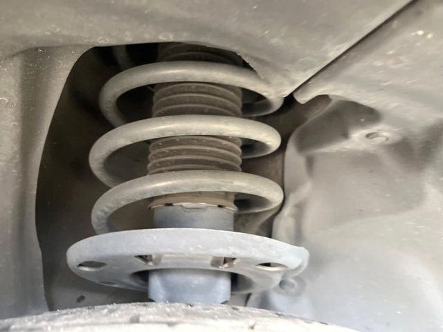 お車を安心してお乗りいただく為には、足回りの定期点検が欠かせません。サービスサポート（有償保証）では無料点検もご提供しており、安心のカーライフをお過ごしいただけるサポート体制が整っています。