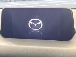 【マツダコネクトナビ】車内の雰囲気にマッチした一体型タイプのナビ。各種車輌設定やBluetooth再生等、様々な機能が楽しめます。直感的なダイヤル操作が可能で、使い勝手も良好です。