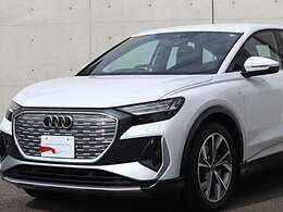 ●Audiが最初に採用したLEDポジショニングランプ。シャープなラインで昼間でも点けていたいと思うほど上品でオシャレです。夜間走行時はさらに目立ちます！