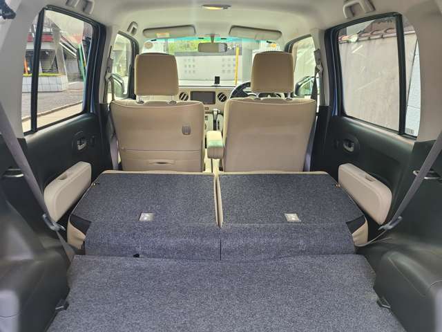 後部座席を左右両方とも前方に倒して、沢山の荷物を積み込むこともできます。