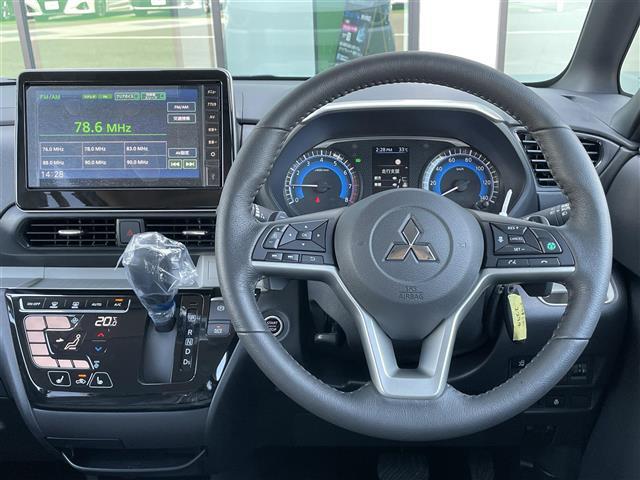 【運転席】座り心地が良いシートなので長時間の運転でも快適にお過ごしいただけます。新品のフロアマットのご注文も可能です。掲載箇所以外にご希望の写真がございましたらお気軽にお問い合わせ下さい。
