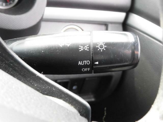 オートライト装備！暗くなると自動で点灯し、明るくなると消灯します。夜間のライト付け忘れだけでなく、消し忘れによるバッテリ上がりも防止します。