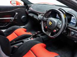 内装はNeroを選択されております。希少な右ハンドルのお車です。