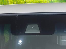 【ホンダセンシング】走行中に前方の車両等を認識し、衝突しそうな時は警報とブレーキで衝突回避と被害軽減をアシスト。より安全にドライブをお楽しみいただけます。
