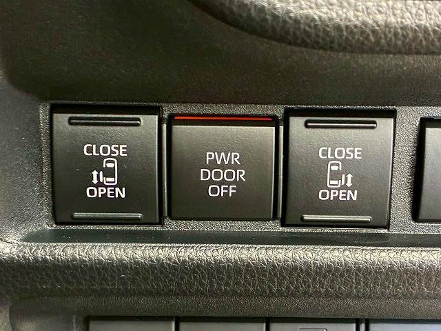 今やミニバンの定番装備となりつつある【両側電動スライドドア】運転席よりボタンひとつで開閉可能なスライドドアです。雨の日のお迎えなどに役立ちますね。