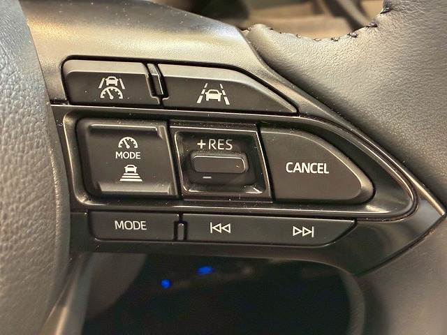 【レーダークルーズコントロール】装備車両です。レーダーやカメラを使って前を走るクルマの状況を検知して速度を調整してくれます。遠距離ドライブの高速道路などでは大活躍で疲労軽減に役立ちます。