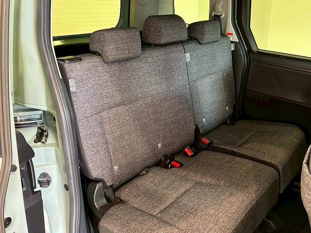 セカンドシートは大人二人が乗っても十分なスペースが確保されております。