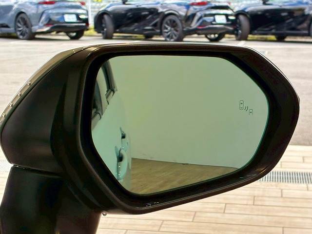 【ブラインドスポットモニター（BSM）】車線変更時に車両後方から来る車両を検知し安全をサポートする装置です。