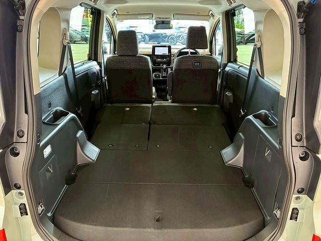 広々としたラゲッジルームは日常・レジャーに活躍する事間違いなし。アウトドアやお仕事でも活躍間違いなし。