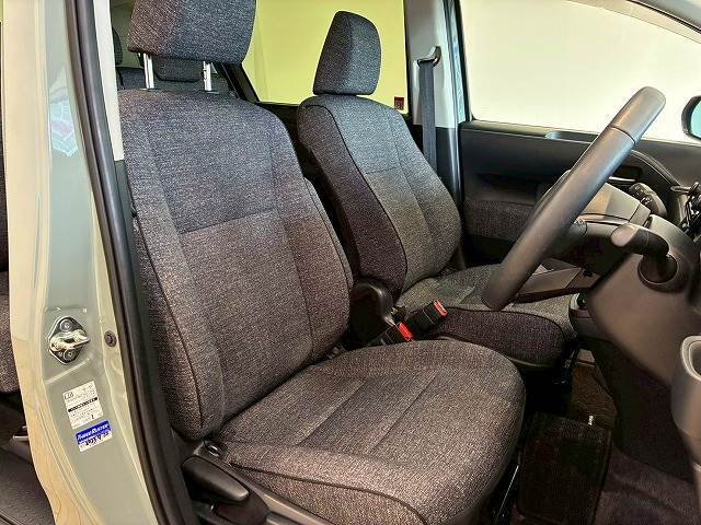 運転席はしっかりとしたスペースが確保されており、アイポイントも高いのでゆったりとしたドライブが楽しんでいただけます。隅々まで綺麗に保たれたインテリアは前オーナー様の管理がしっかりと行き届いた証拠です♪