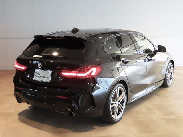 どの角度からもBMWのフォルムが際立ちます。