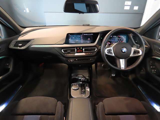 M-Sport専用　スポーツステアリング　視界の良いフロントガラス