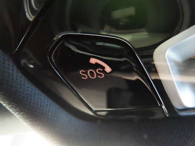 SOSコール/エアバックが展開するような深刻な事故において、自動でSOSコールを発信します。車内で急病人が出るような緊急時は、手動で発信可能です。
