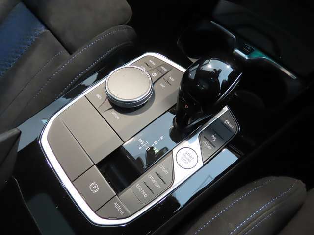 iDriveコントローラー。運転に集中しながら操作可能。