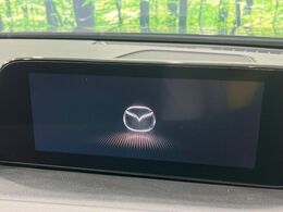 【8インチマツダコネクト】車内の雰囲気にマッチした大型のディスプレイ。スマホ接続でのナビ使用やBluetooth再生等、様々な機能が楽しめます。直感的なダイヤル操作が可能で、使い勝手も良好です。